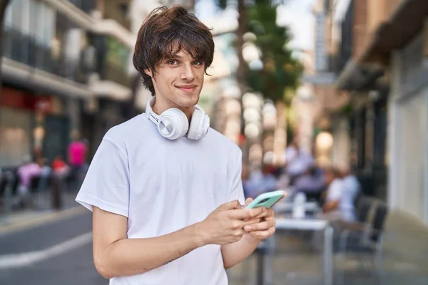 Mladý Blonďatý Muž Úsměvem Jistý Pomocí Smartphone Ulici — Stock fotografie