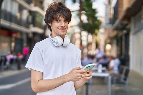 Joven Hombre Rubio Sonriendo Confiado Usando Teléfono Inteligente Calle —  Fotos de Stock