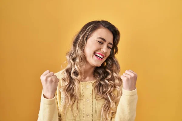 Sarı Arka Planda Dikilen Beyaz Bir Kadın Çok Mutlu Heyecanlı — Stok fotoğraf