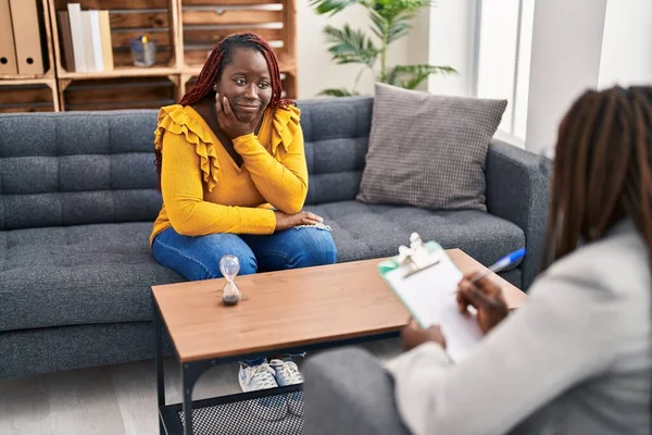 African American Women Psychologist Patient Having Mental Therapy Sitting Sofa — ストック写真