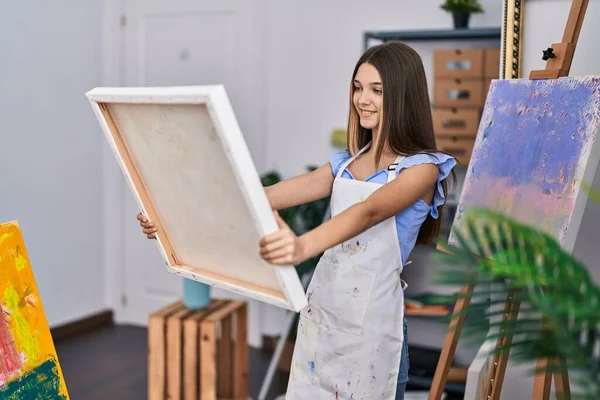Adorable Dziewczyna Artysta Uśmiechnięty Pewnie Patrząc Rysunku Studio Sztuki — Zdjęcie stockowe