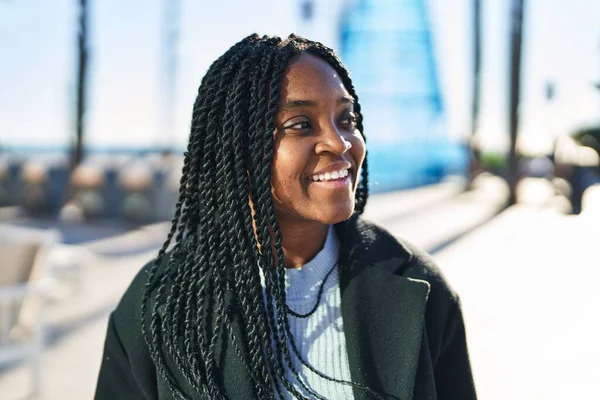 Afroamerikanerin Lächelt Selbstbewusst Und Schaut Auf Der Straße Zur Seite — Stockfoto