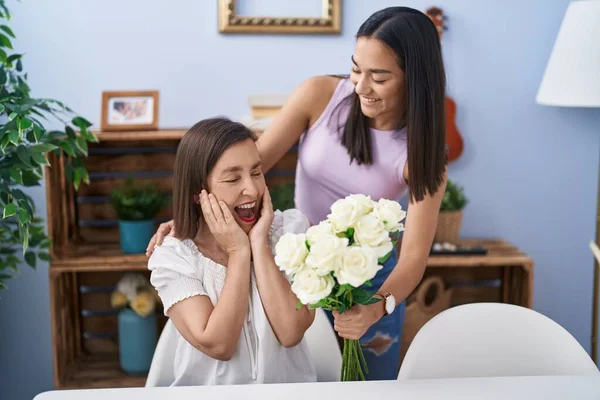 Two Women Mother Daughter Surprise Bouquet Flowers Home —  Fotos de Stock
