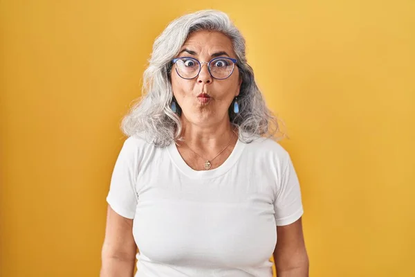 Mulher Meia Idade Com Cabelos Grisalhos Sobre Fundo Amarelo Fazendo — Fotografia de Stock