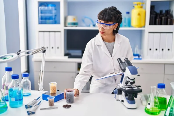 Mladá Žena Vědec Drží Podložku Vzorek Laboratoři — Stock fotografie