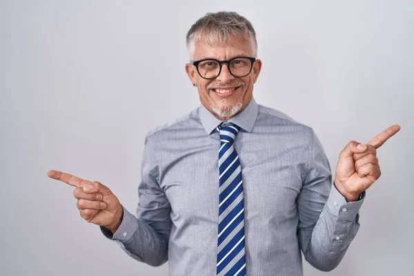 Uomo Affari Ispanico Con Capelli Grigi Che Indossa Occhiali Sorridenti — Foto Stock