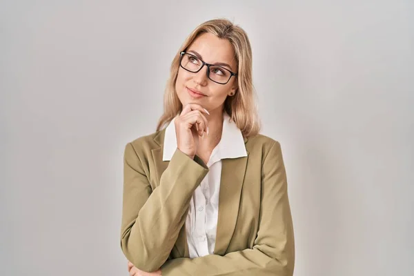 Young Caucasian Woman Wearing Glasses Serious Face Thinking Question Hand —  Fotos de Stock