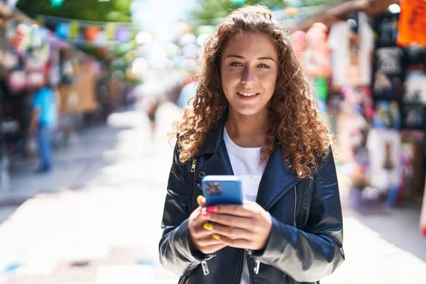 Fiatal Gyönyörű Spanyol Mosolyog Magabiztos Segítségével Smartphone Utcán Piacon — Stock Fotó