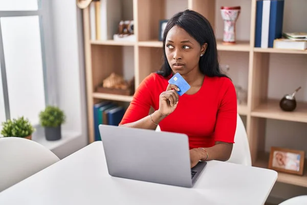 Young African American Woman Using Laptop Credit Card Sitting Table — Stockfoto