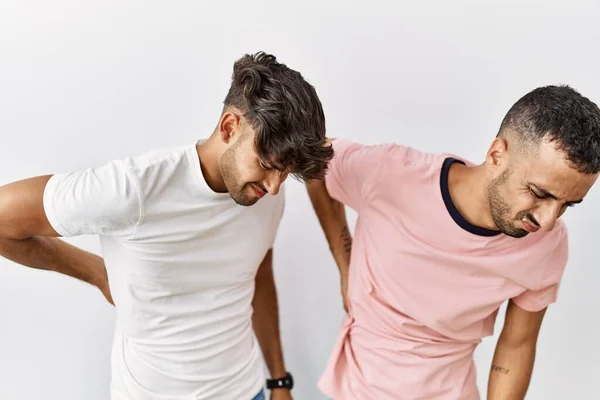 Zole Edilmiş Arka Planda Duran Genç Eşcinsel Çift Sırt Ağrısı — Stok fotoğraf
