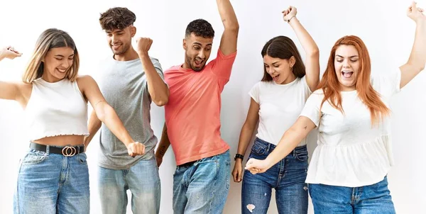 Groep Jonge Vrienden Staan Samen Geïsoleerde Achtergrond Dansen Gelukkig Vrolijk — Stockfoto