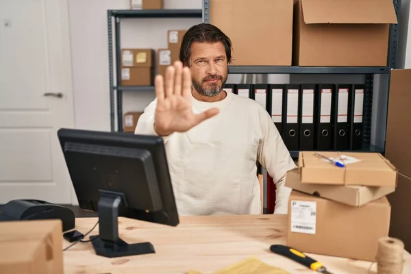 Hombre Guapo Mediana Edad Que Trabaja Comercio Electrónico Pequeñas Empresas — Foto de Stock