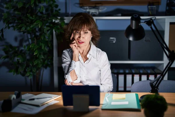 Mujer Mediana Edad Que Trabaja Oficina Por Noche Pensando Preocupado —  Fotos de Stock