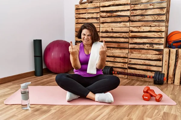 Middle Age Hispanic Woman Sitting Training Mat Gym Showing Middle — Stockfoto