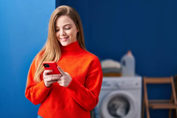 Mladá Blondýna Žena Pomocí Smartphone Čeká Pračku Prádelně — Stock fotografie