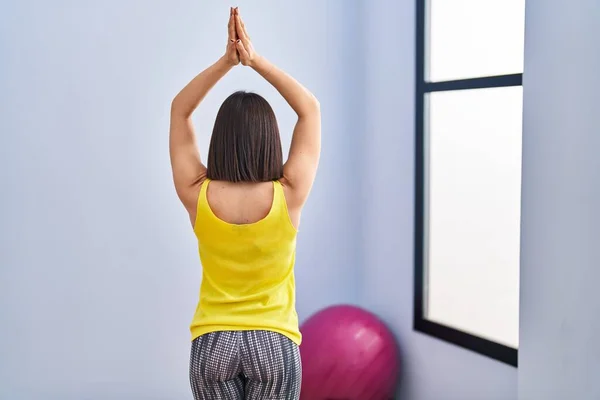 Ung Vacker Latinamerikansk Kvinna Tränar Yoga Baksidan Sportcentret — Stockfoto