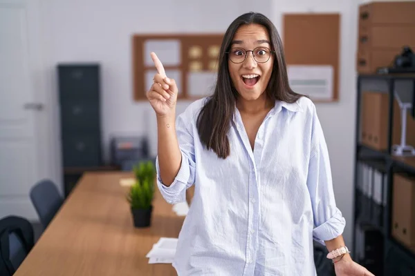 Ofisteki Genç Spanyol Kadın Başarılı Bir Fikirle Işaret Ediyor Heyecanlı — Stok fotoğraf