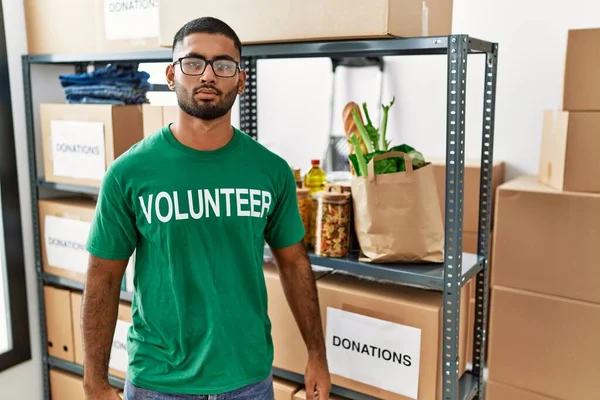 Hombre Joven Indio Voluntario Sosteniendo Caja Donaciones Relajado Con Expresión — Foto de Stock