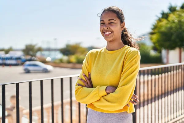Joven Mujer Afroamericana Sonriendo Confiada Pie Con Los Brazos Cruzados — Foto de Stock