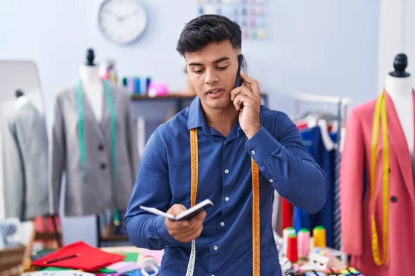 Junger Hispanischer Mann Spricht Bekleidungsfabrik Auf Smartphone Leseheft — Stockfoto