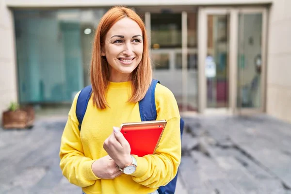 Joven Mujer Caucásica Estudiante Sonriendo Confiado Sosteniendo Libros Universidad —  Fotos de Stock