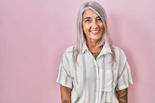 Mujer Mediana Edad Con Pelo Gris Pie Sobre Fondo Rosa —  Fotos de Stock