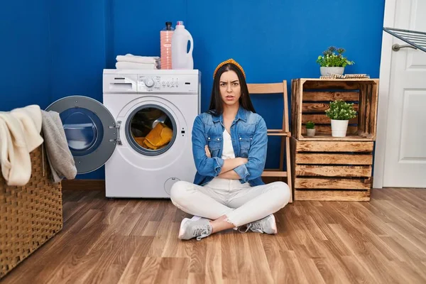 Mulher Hispânica Lavando Roupa Sentada Chão Cética Nervosa Desaprovando Expressão — Fotografia de Stock