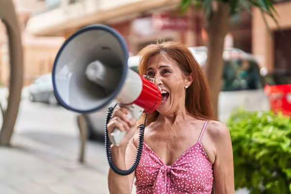 Middelbare Leeftijd Vrouw Met Behulp Van Megafoon Schreeuwen Straat — Stockfoto