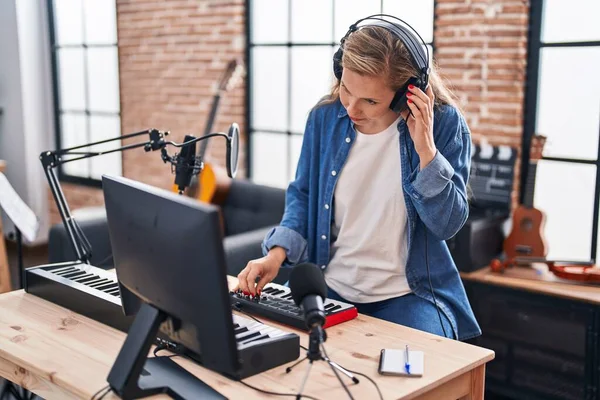 Joven Rubia Músico Teniendo Sesión Estudio Música — Foto de Stock