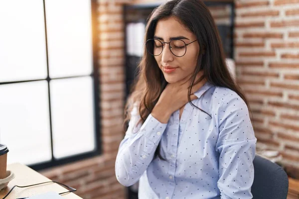 Young Hispanic Girl Business Worker Suffering Throat Pain Office — Stockfoto