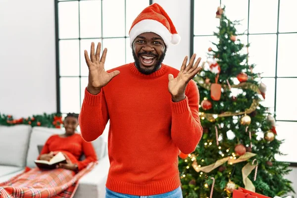 Jovem Afro Americano Junto Árvore Natal Celebrando Loucos Maravilhados Pelo — Fotografia de Stock