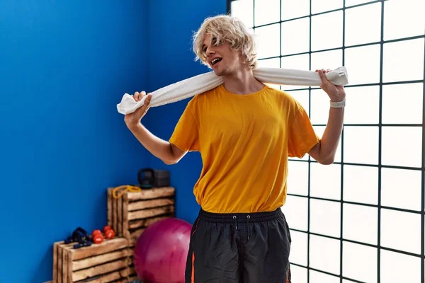 Jeune Homme Blond Souriant Confiant Tenant Serviette Centre Sportif — Photo