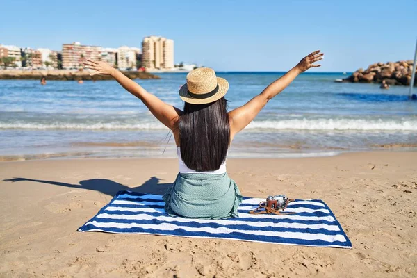 Jonge Spaanse Vrouw Achterzijde Zittend Zand Aan Zee — Stockfoto