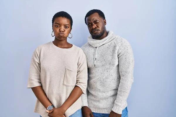 Jeune Couple Afro Américain Debout Sur Fond Bleu Ensemble Joues — Photo