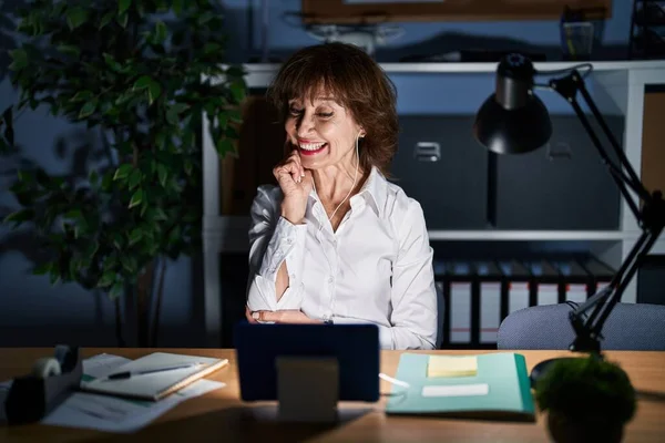 Mujer Mediana Edad Que Trabaja Oficina Por Noche Con Mano —  Fotos de Stock