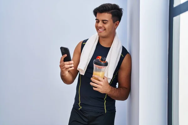 Jeune Homme Hispanique Utilisant Smartphone Boisson Smoothie Aux Protéines Centre — Photo
