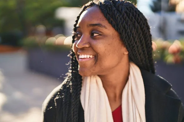 African American Woman Smiling Confident Looking Side Street — Zdjęcie stockowe