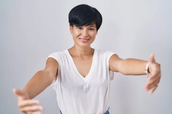 Young Asian Woman Short Hair Standing Isolated Background Looking Camera — Stockfoto