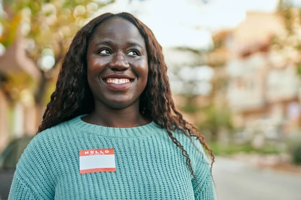 Jonge Afrikaanse Vrouw Blij Lachend Met Hallo Ben Sticker Stad — Stockfoto