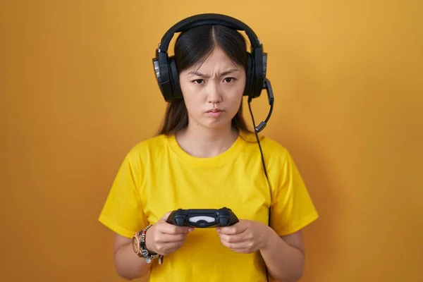Čínská Mladá Žena Hraje Videohry Drží Ovladač Skeptický Nervózní Mračí — Stock fotografie