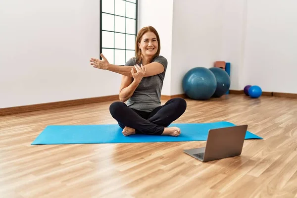 Moyen Âge Caucasien Femme Souriante Confiante Ayant Cours Yoga Ligne — Photo