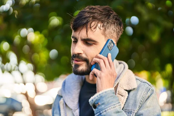 Young Hispanic Man Using Smartphone Park — Stockfoto