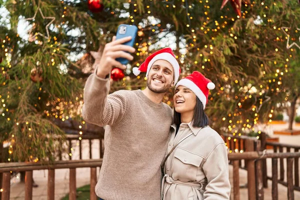 Hombre Mujer Pareja Con Sombrero Navidad Hacen Selfie Por Teléfono —  Fotos de Stock