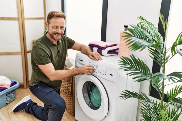 Hombre Hispano Mediana Edad Sonriendo Confiado Lavando Ropa Lavandería —  Fotos de Stock