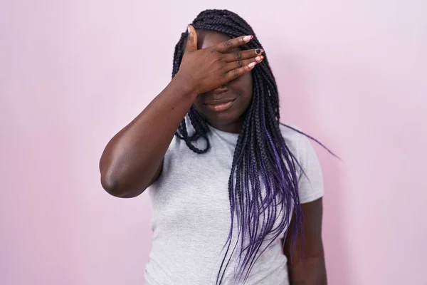 Молодая Африканская Женщина Стоящая Розовом Фоне Закрывая Глаза Рукой Выглядит — стоковое фото