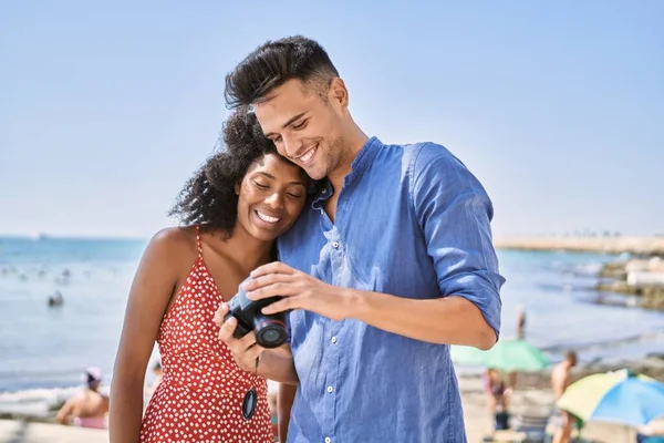 Man Woman Couple Looking Camera Photo Seaside — Stock Photo, Image