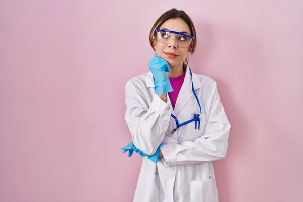 Donna Ispanica Uniforme Scienziato Faccia Seria Pensando Alla Domanda Con — Foto Stock