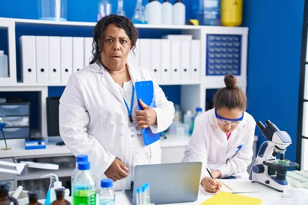 Mãe Filha Jovem Trabalhando Laboratório Cientista Assustada Espantada Com Boca — Fotografia de Stock