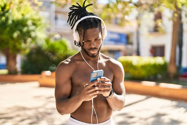 Afroamerikanerin Park Ohne Hemd Mit Smartphone Unterwegs — Stockfoto