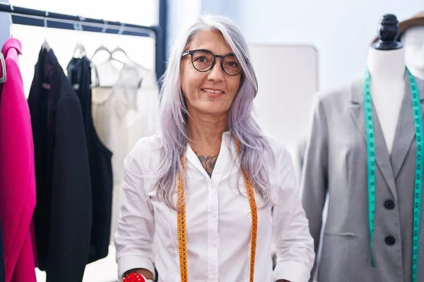 Orta Yaşlı Gri Saçlı Kadın Terzi Dükkanında Kendine Güvenen Terzi — Stok fotoğraf